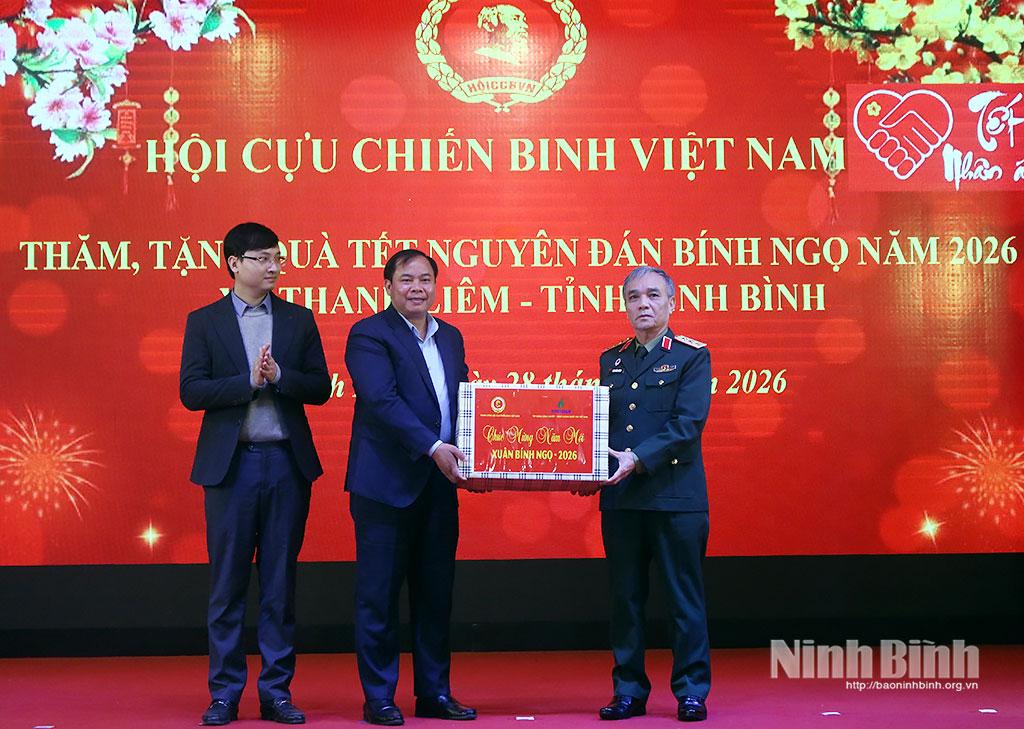 Lãnh đạo xã Thanh Liêm nhận quà của Hội CCB Việt Nam.