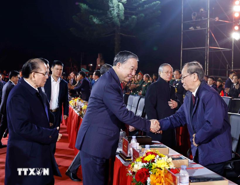 Tổng Bí thư Tô Lâm, các đồng chí lãnh đạo, nguyên lãnh đạo Đảng, Nhà nước dự Chương trình kỷ niệm 85 năm Ngày Bác Hồ về nước Trực tiếp Lãnh đạo Cách mạng Việt Nam (28/1/1941-28/1/2026) “Hai tay xây dựng một sơn hà” tại Cao Bằng. (Ảnh: Thống Nhất/TTXVN)