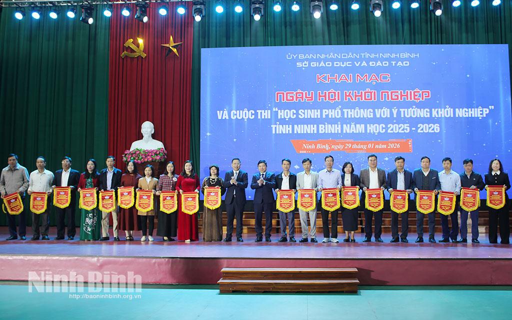 Lãnh đạo Sở Giáo dục và Đào tạo; Vụ học sinh, sinh viên (Bộ Giáo dục và Đào tạo) tặng cờ lưu niệm cho các đơn vị tham gia.