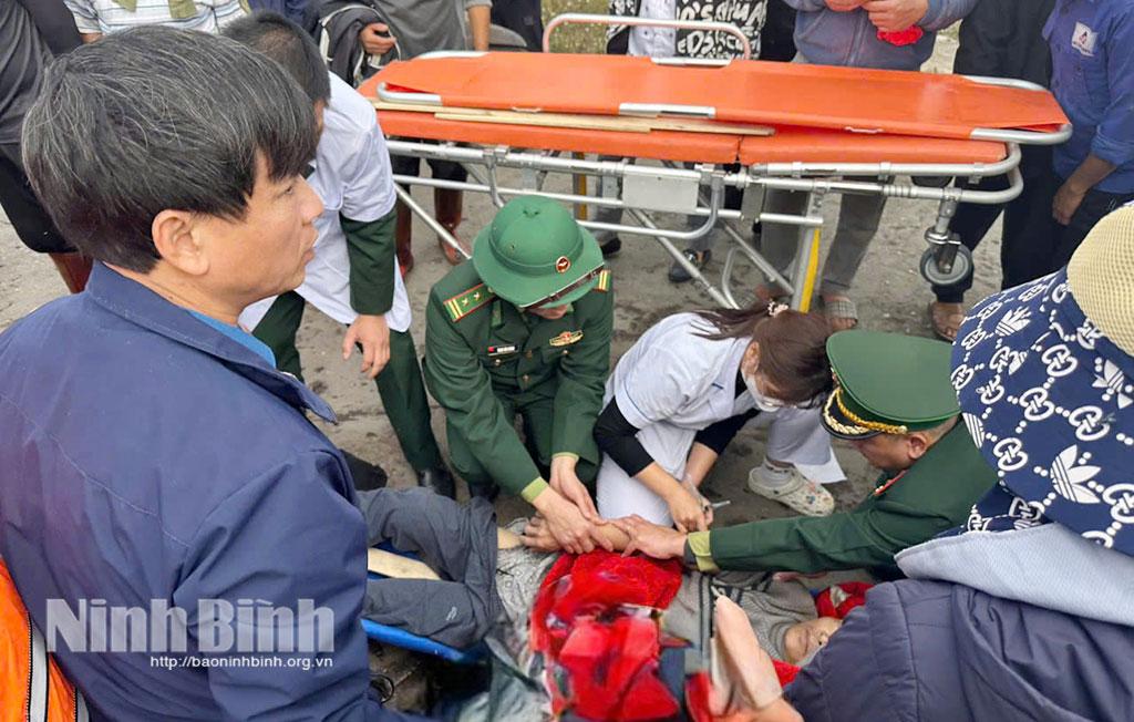 Cán bộ quân y Đồn Biên phòng Quất Lâm (Ban Chỉ huy BĐBP tỉnh Ninh Bình) sơ cứu cho nạn nhân.