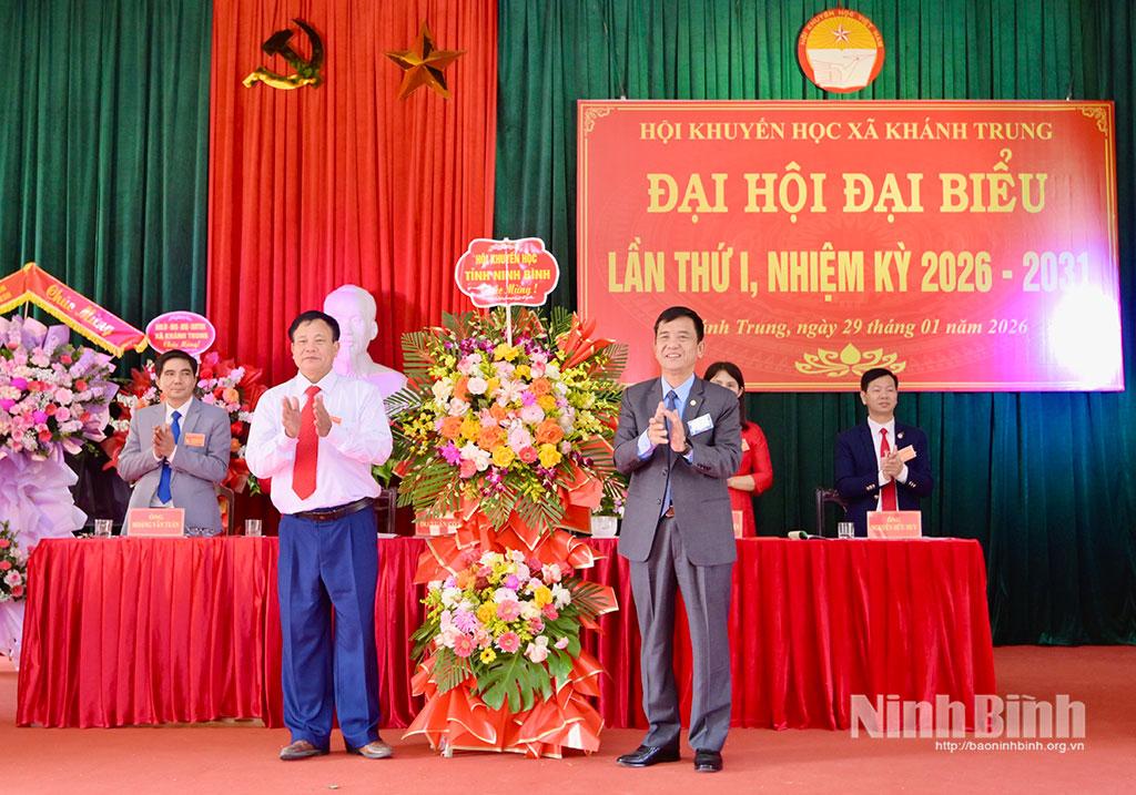 Lãnh đạo Hội Khuyến học tỉnh tặng hoa chúc mừng Đại hội.