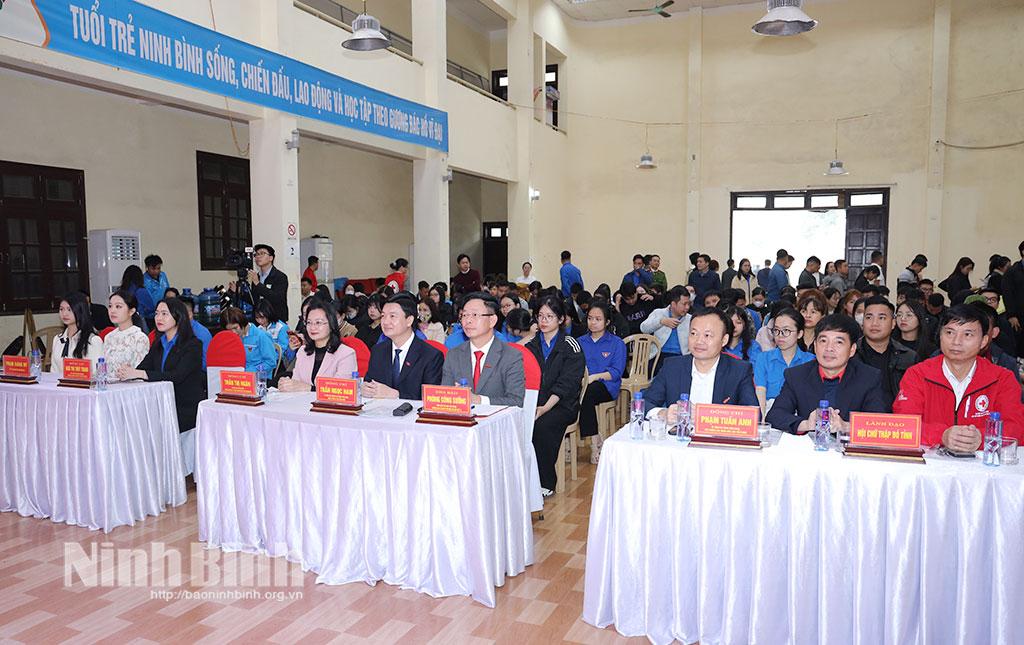 Các đại biểu dự chương trình.