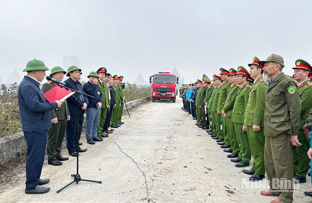 Đại diện Ban thực hiện cưỡng chế phường Hoa Lư công bố các quyết định cưỡng chế.