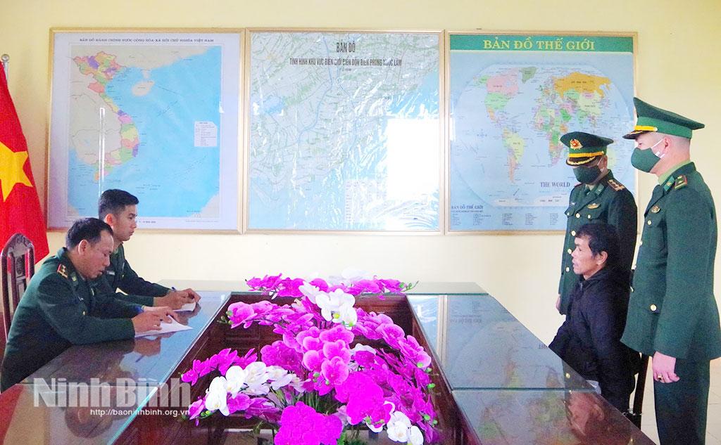 Lực lượng chức năng Bộ đội Biên phòng tỉnh Ninh Bình lấy lời khai của đối tượng.