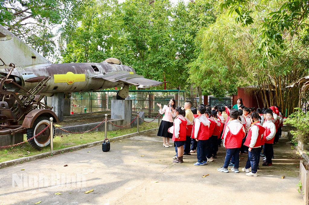 Học sinh Trường Tiểu học Nguyễn Viết Xuân (phường Nam Định) tham quan, tìm hiểu về vũ khí, khí tài quân sự thời kỳ chiến tranh tại Bảo tàng tỉnh cơ sở 2.