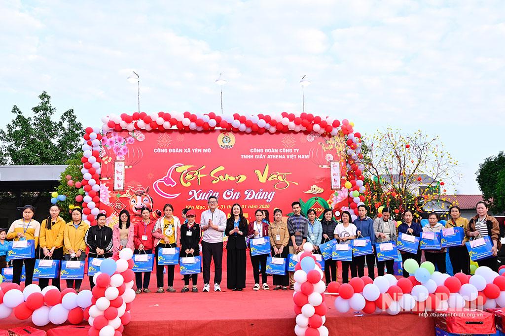 Lãnh đạo LĐLĐ tỉnh trao quà Tết cho đoàn viên công đoàn, người lao động có hoàn cảnh khó khăn của Công ty TNHH Giầy Athena Việt Nam. Ảnh: Ngọc Linh