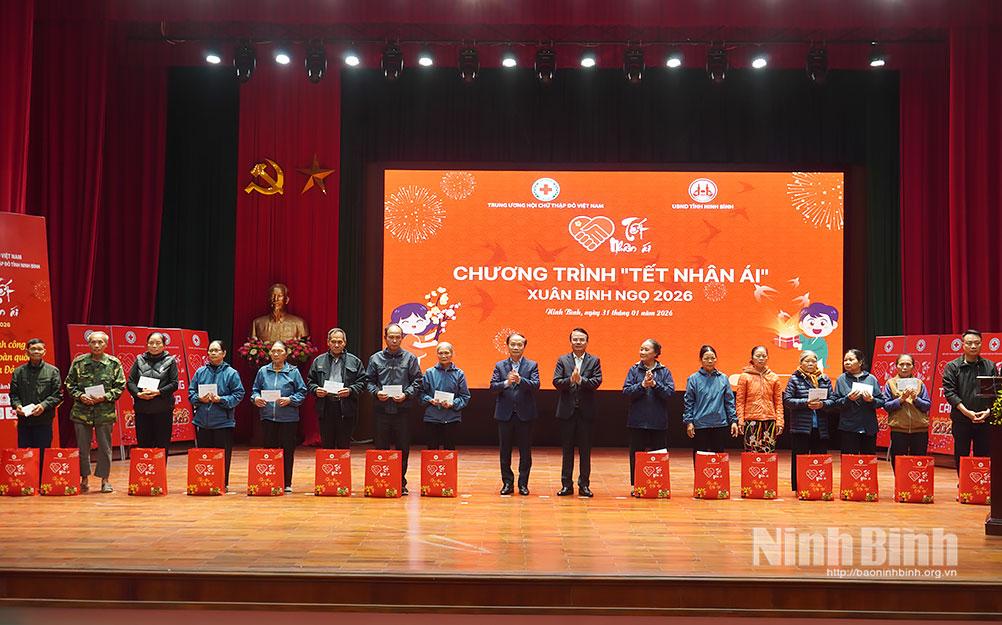 Đồng chí Phạm Tất Thắng, Uỷ viên Trung ương Đảng, Phó Trưởng Ban Tuyên giáo và Dân vận Trung ương và đồng chí Đặng Xuân Phong, Uỷ viên Trung ương Đảng, Bí thư Tỉnh uỷ, Trưởng Đoàn ĐBQH tỉnh Ninh Bình trao quà cho hộ nghèo, hộ có hoàn cảnh khó khăn trên địa bàn tỉnh.