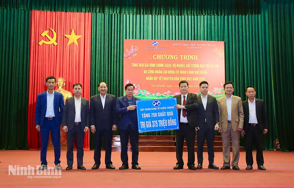 Ông Nguyễn Xuân Thành, Chủ tịch HĐQT Tập đoàn Kinh tế Xuân Thành, Chủ tịch Hiệp hội Doanh nghiệp tỉnh trao biển hỗ trợ 750 suất quà cho lãnh đạo xã Yên Khánh. Ảnh: Anh Tuấn