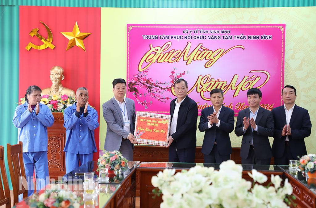 Đồng chí Lê Quốc Chỉnh, Phó Bí thư Tỉnh ủy, Chủ tịch HĐND tỉnh tặng quà Trung tâm Phục hồi chức năng tâm thần tỉnh.