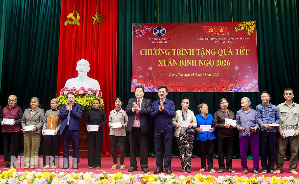 Đồng chí Bùi Hoàng Hà, Ủy viên Ban Thường vụ Tỉnh ủy, Phó Chủ tịch HĐND tỉnh và Chủ tịch HĐQT Tập đoàn Kinh tế Xuân Thành trao quà cho gia đình có hoàn cảnh khó khăn tại xã Thanh Sơn. Ảnh: Nguyễn Huy