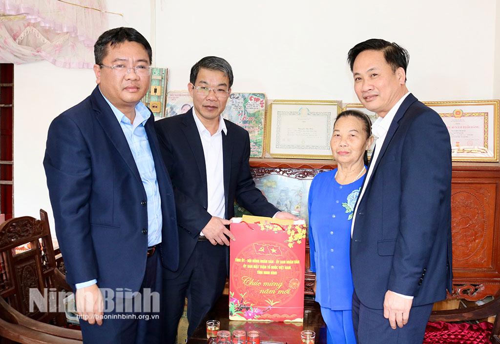 Đồng chí Nguyễn Hoàng Hà, Ủy viên Ban Thường vụ Tỉnh ủy, Phó Chủ tịch Thường trực Uỷ ban MTTQ Việt Nam tỉnh thăm, tặng quà Tết gia đình bà Nguyễn Thị Nhiệm, người bị nhiễm chất độc hoá học ở thôn Hồng Phong (xã Giao Ninh). Ảnh: Khánh Dũng
