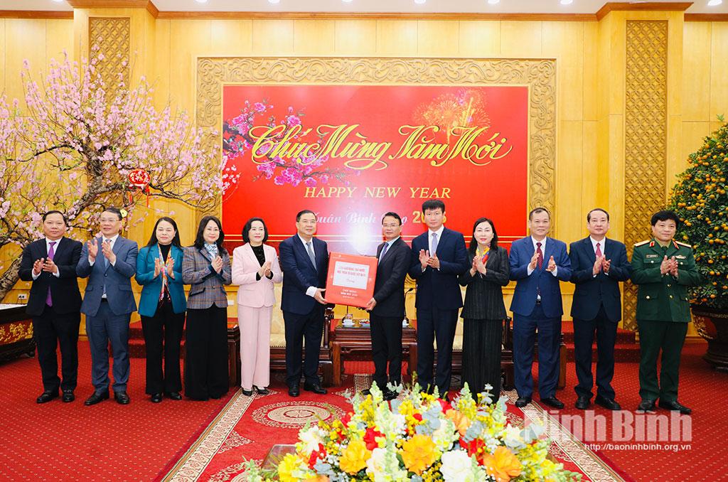 Đồng chí Phạm Gia Túc, Ủy viên Bộ Chính trị, Bí thư Trung ương Đảng, Chánh Văn phòng Trung ương Đảng tặng quà tỉnh Ninh Bình.