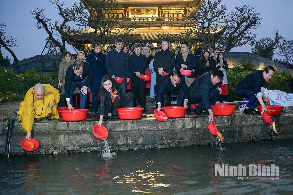 Đồng chí Đặng Xuân Phong, Ủy viên Trung ương Đảng, Bí thư Tỉnh ủy, Trưởng Đoàn đại biểu Quốc hội tỉnh và các đồng chí Thường trực Tỉnh ủy thực hiện nghi thức thả cá phóng sinh.