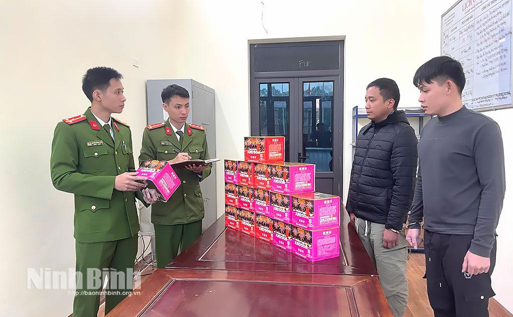 Các đối tượng cùng tang vật thu giữ.