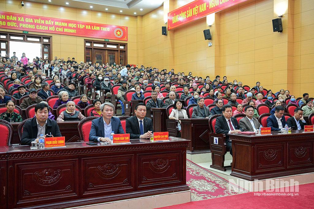 Các đại biểu dự chương trình “Xuân nhân ái - Tết yêu thương” tại xã Gia Viễn. Ảnh: Trường Giang