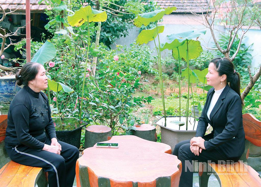 Đồng chí Nguyễn Thị Nguyệt (bên phải), Bí thư Chi bộ kiêm Tổ trưởng Tổ dân phố số 1, phường Kim Thanh tuyên truyền, vận động người dân tích cực tham gia xây dựng đời sống văn hoá tại khu dân cư.