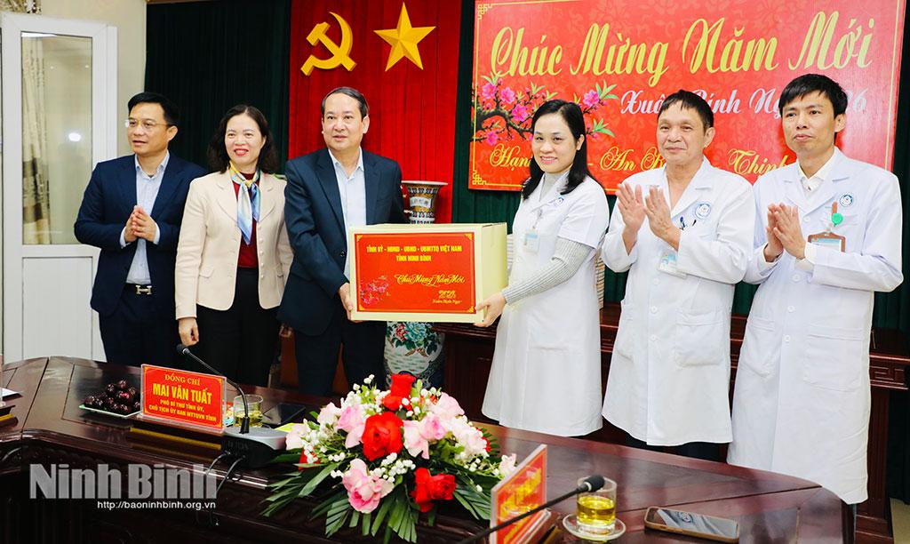 Thay mặt Tỉnh ủy, HĐND, UBND, Uỷ ban MTTQ Việt Nam tỉnh, đồng chí Mai Văn Tuất, Phó Bí thư Tỉnh ủy, Chủ tịch Ủy ban MTTQ Việt Nam tỉnh tặng quà Tết cho Bệnh viện Đa khoa tỉnh.