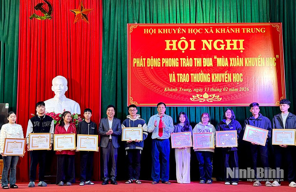 Lãnh đạo xã Khánh Trung, Hội Khuyến học xã trao giấy khen và quà cho sinh viên trúng tuyển vào các trường Đại học, Cao đẳng. Ảnh: Lan Anh