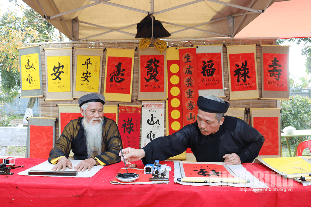 Giữa không gian Lễ hội Khai ấn đền Trần đầu Xuân, những nét bút thư pháp viết câu đối tết của các ông đồ góp phần lan tỏa giá trị văn hóa truyền thống dân tộc.