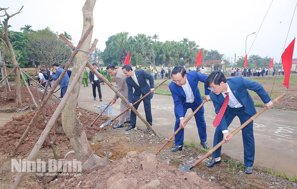 Đồng chí Đặng Thanh Sơn, Ủy viên Ban Thường vụ Tỉnh ủy, Phó Chủ tịch UBND tỉnh và các đồng chí lãnh đạo phường Tây Hoa Lư tham gia trồng cây. Ảnh: Anh Tuấn