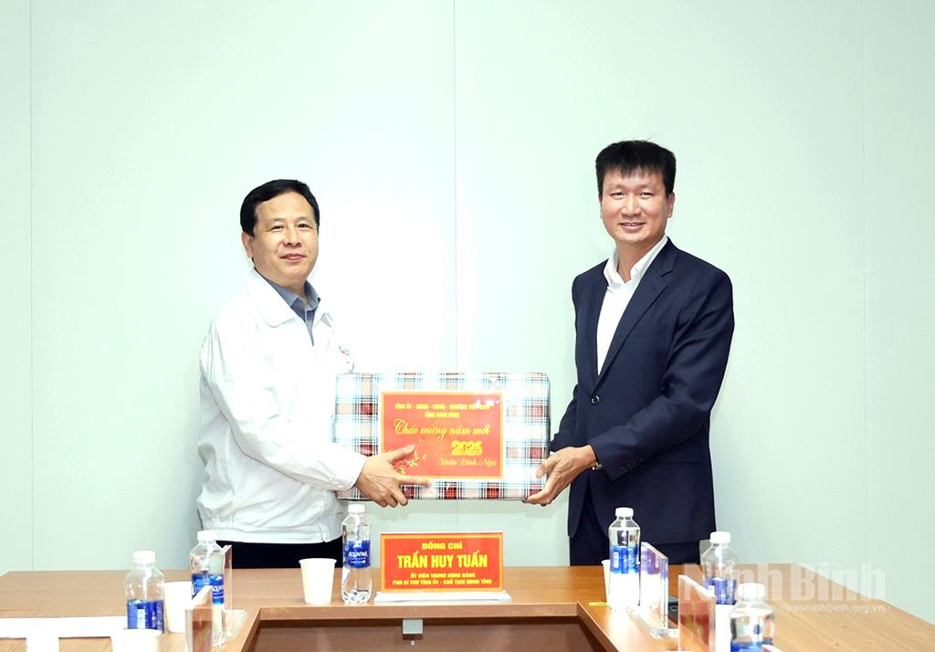 Đồng chí Trần Huy Tuấn, Ủy viên Trung ương Đảng, Phó Bí thư Tỉnh ủy, Chủ tịch UBND tỉnh tặng quà Công ty TNHH QMH Computer.