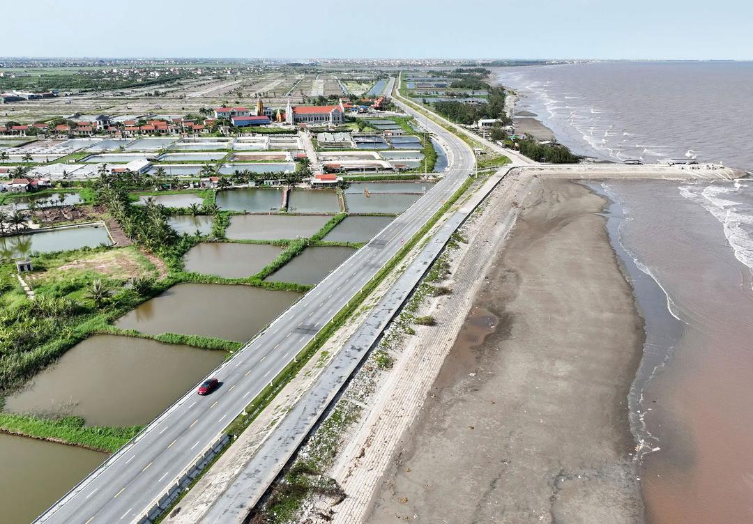 Tuyến đường bộ mới Nam Định - Lạc Quần - Đường bộ ven biển đoạn qua xã Hải Quang. Ảnh: Viết Dư