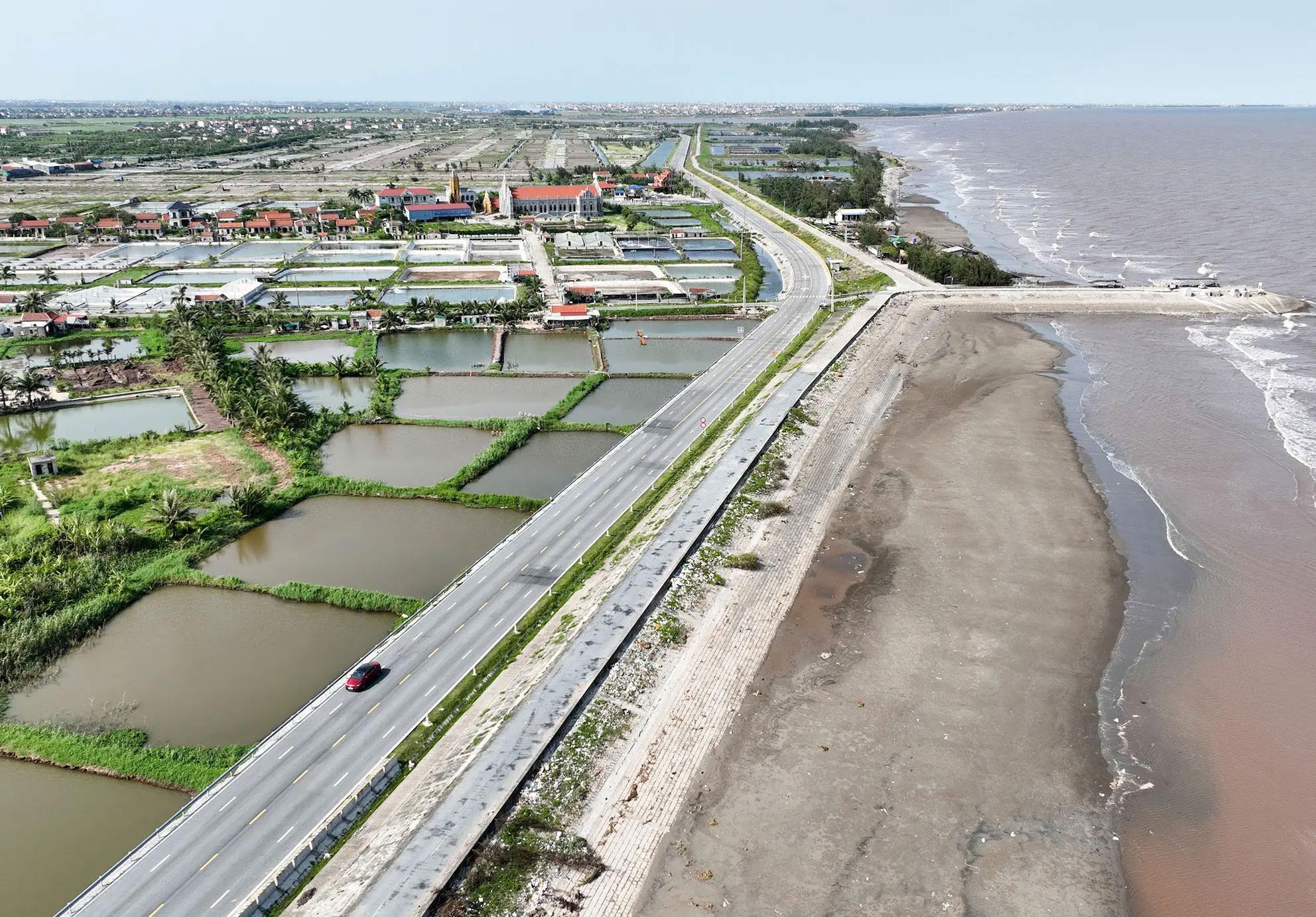 Tuyến đường bộ mới Nam Định - Lạc Quần - Đường bộ ven biển đoạn qua xã Hải Quang. Ảnh: Viết Dư