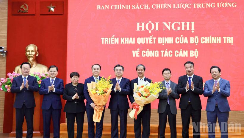 Đồng chí Nguyễn Thanh Nghị và tập thể lãnh đạo Ban Chính sách, chiến lược Trung ương tặng hoa chúc mừng các đồng chí tân Phó Trưởng ban.