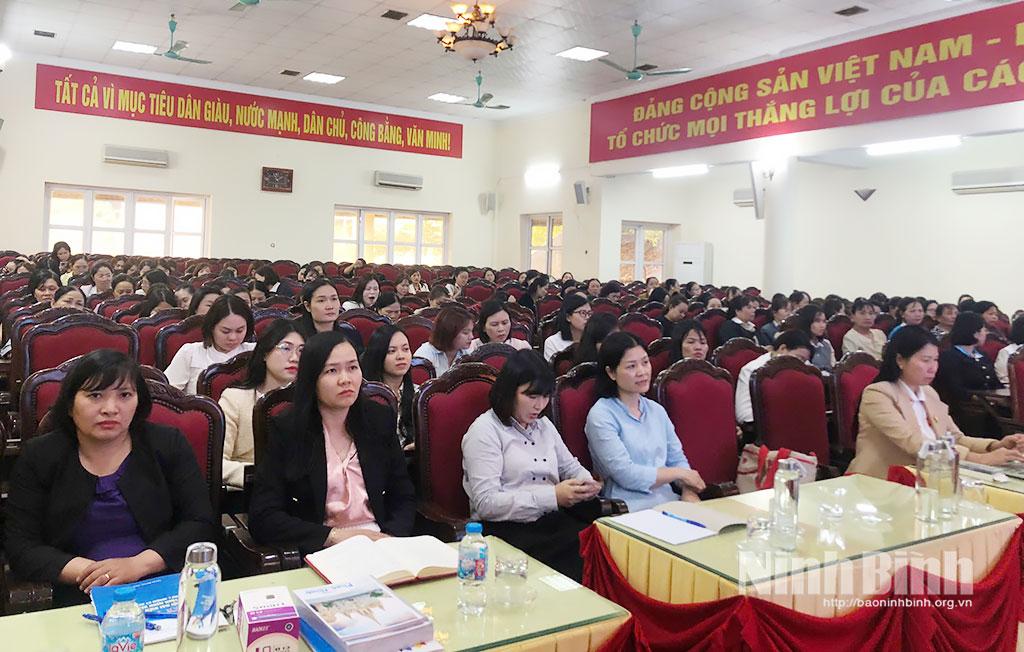 Các nữ ứng cử viên tham gia tập huấn.