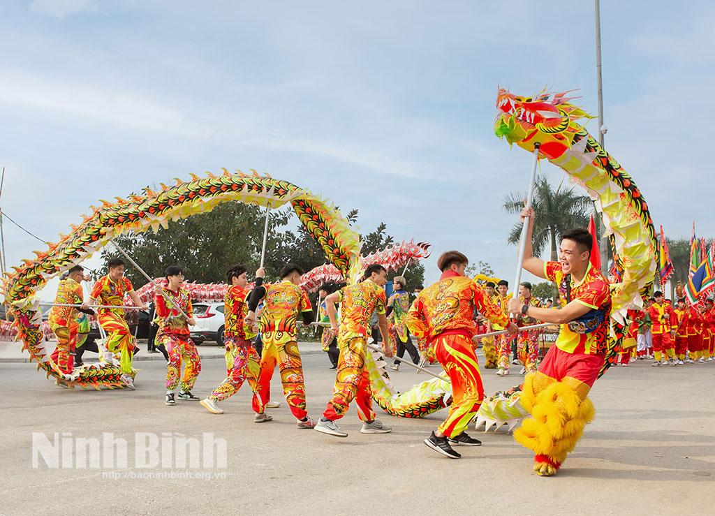 Múa rồng trong lễ hội Khai ấn Đền Trần. (Ảnh tư liệu)