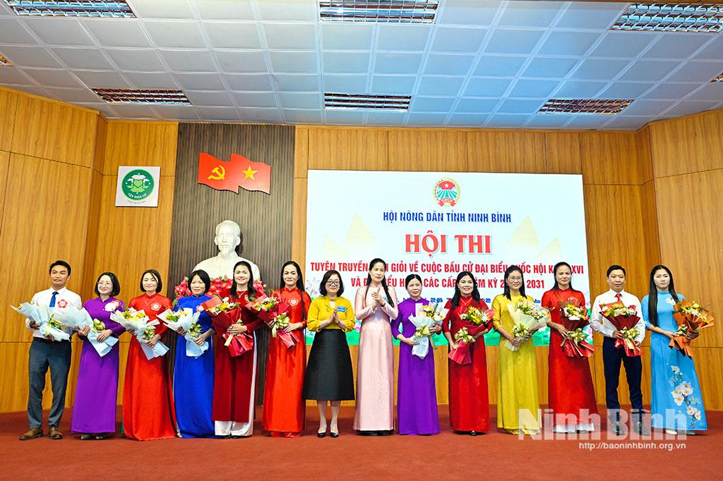 Các đồng chí: Trần Thị Thoa, Phó Chủ tịch Ủy ban MTTQ Việt Nam tỉnh; Nguyễn Thị Thu Thuỷ, Phó Giám đốc Báo và phát thanh, truyền hình Ninh Bình tặng hoa chúc mừng 12 thí sinh tiêu biểu, xuất sắc đại diện của 12 cụm thi đua tham dự Hội thi.