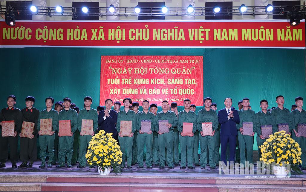Lãnh đạo xã Nam Trực tặng quà động viên thanh niên lên đường nhập ngũ. Ảnh: Văn Huỳnh