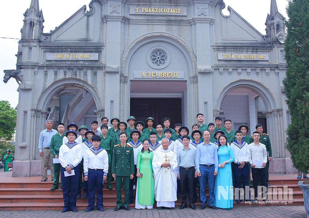Linh mục Nguyễn Hồng Phúc, Chính xứ Khiết Kỷ và lãnh đạo xã chụp ảnh lưu niệm cùng các tân binh.