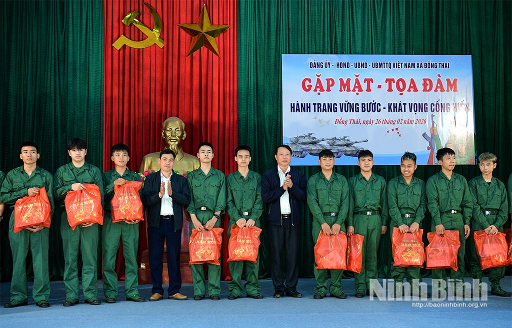 Lãnh đạo xã Đồng Thái tặng quà tân binh nhập ngũ năm 2026.