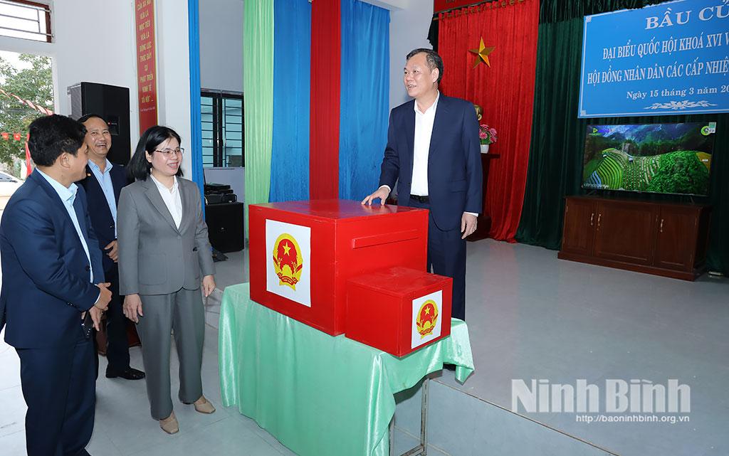 Đồng chí Lê Quốc Chỉnh, Phó Bí thư Tỉnh ủy, Chủ tịch HĐND tỉnh, Phó Trưởng Ban Chỉ đạo bầu cử tỉnh và Đoàn công tác kiểm tra công tác bầu cử tại xã Quang Hưng.