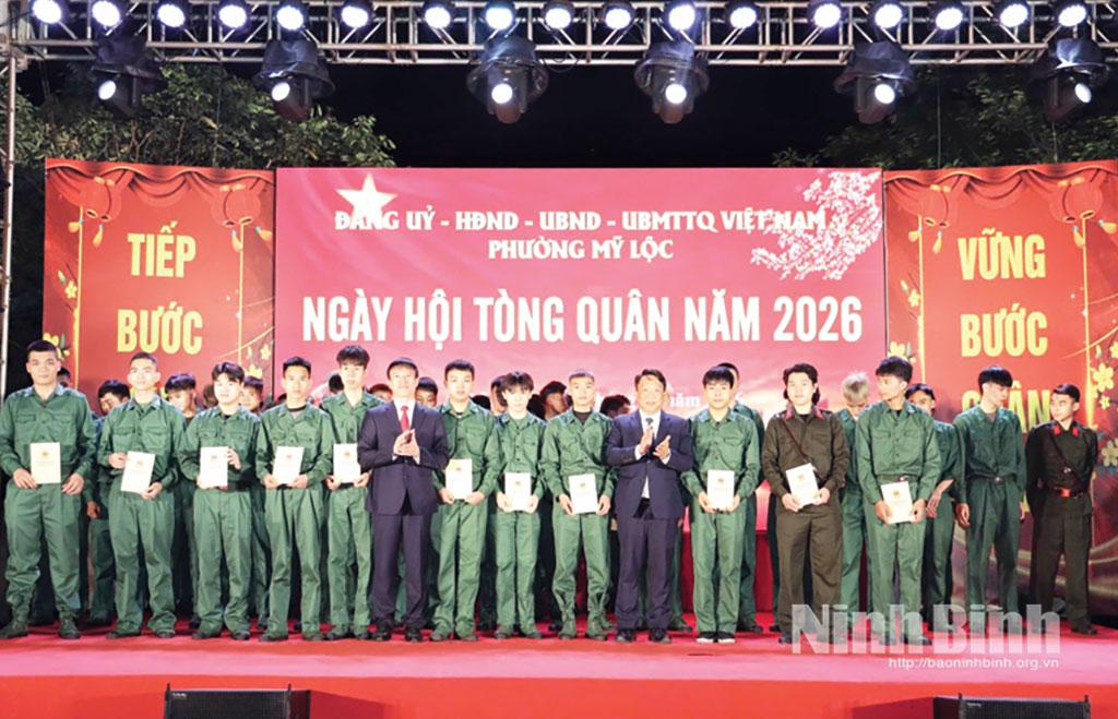 Lãnh đạo phường Mỹ Lộc tặng quà động viên thanh niên lên đường nhập ngũ năm 2026.