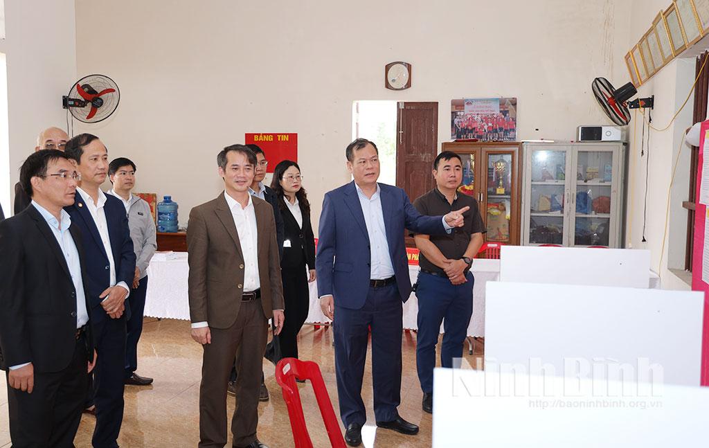 Đồng chí Lê Quốc Chỉnh, Phó Bí thư Tỉnh ủy, Chủ tịch HĐND tỉnh, Phó Trưởng Ban Chỉ đạo cuộc bầu cử tỉnh và Đoàn công tác kiểm tra công tác bầu cử tại xã Ninh Cường.