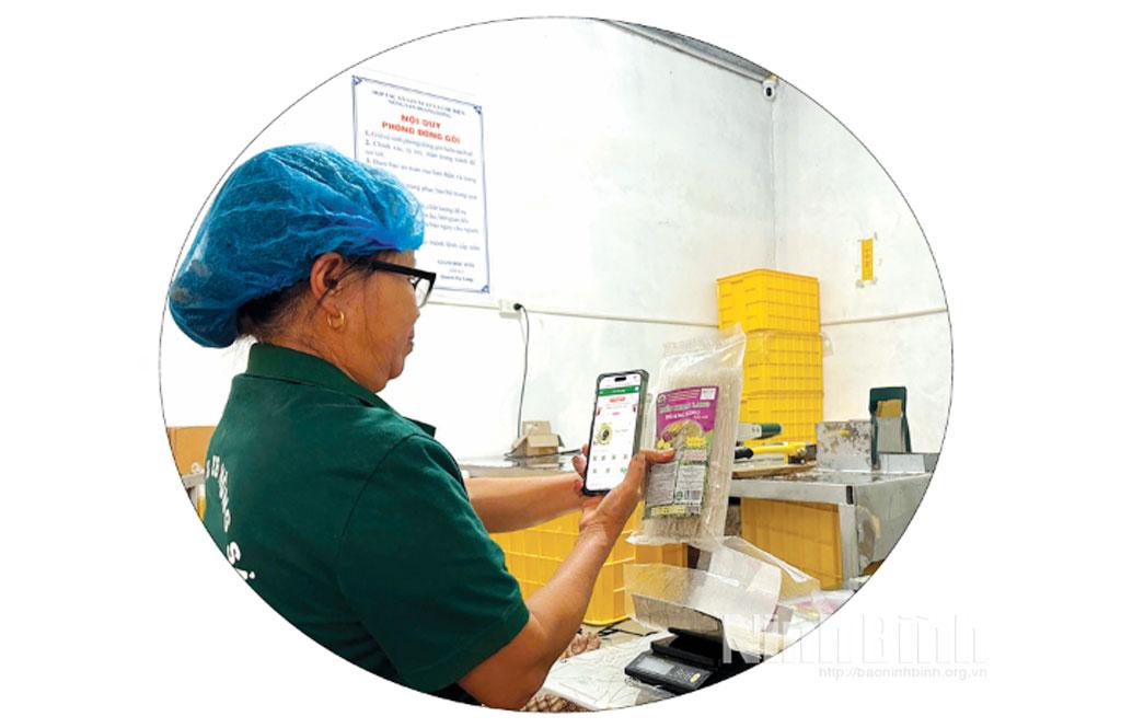 Bà Bùi Thị Nẫu, xã Nho Quan truy cập trang Web, Facebook của HTX bằng mã QR trên bao bì sản phẩm.