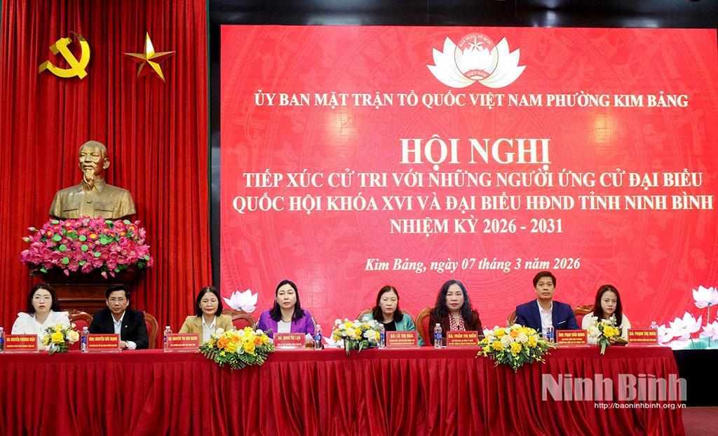 Các ứng cử viên đại biểu Quốc hội khóa XVI và đại biểu HĐND tỉnh nhiệm kỳ 2026-2031 tiếp xúc cử tri phường Kim Bảng.