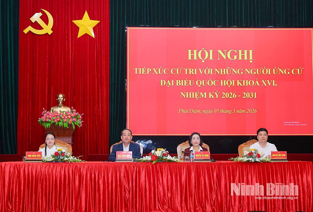 Các ứng cử viên đại biểu Quốc hội khóa XVI tiếp xúc cử tri xã Phát Diệm.