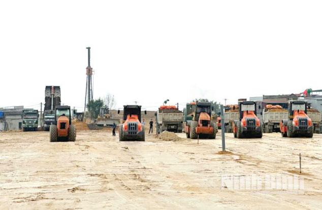 Nhà thầu triển khai thi công tại đoạn Nút giao Khánh Dương, xã Yên Mô.