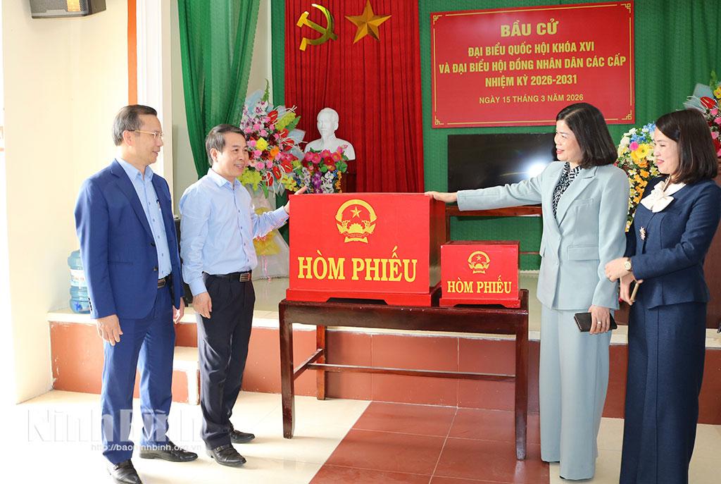 Đồng chí Bùi Hoàng Hà, Ủy viên Ban Thường vụ Tỉnh ủy, Phó Chủ tịch Thường trực HĐND tỉnh, Ủy viên Ban Chỉ đạo Cuộc bầu cử tỉnh, Phó Chủ tịch Ủy ban Bầu cử tỉnh kiểm tra công tác bầu cử tại xã Liên Minh.