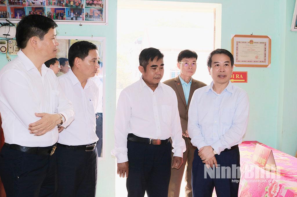 Đồng chí Bùi Hoàng Hà, Ủy viên Ban Thường vụ Tỉnh ủy, Phó Chủ tịch Thường trực HĐND tỉnh, Ủy viên Ban Chỉ đạo Cuộc bầu cử tỉnh, Phó Chủ tịch Ủy ban Bầu cử tỉnh kiểm tra công tác chuẩn bị bầu cử tại xã Phong Doanh. Ảnh: Khánh Dũng