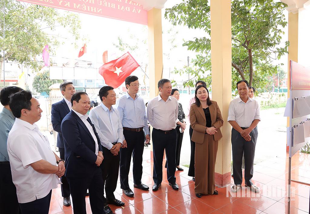 Đồng chí Đinh Thị Lụa, Phó Bí thư Thường trực Tỉnh ủy, Phó Trưởng Ban Chỉ đạo Cuộc bầu cử tỉnh và Đoàn kiểm tra công tác chuẩn bị bầu cử tại phường Lê Hồ.
