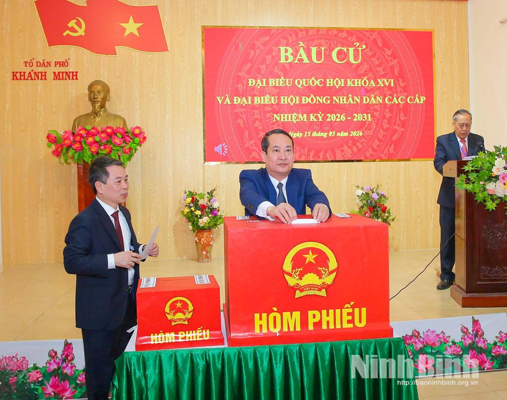 Đồng chí Mai Văn Tuất, Phó Bí thư Tỉnh ủy, Chủ tịch Ủy ban MTTQ Việt Nam tỉnh, Phó Trưởng Ban Chỉ đạo Cuộc bầu cử tỉnh bỏ phiếu bầu cử tại Khu vực bỏ phiếu số 32, phường Hoa Lư.