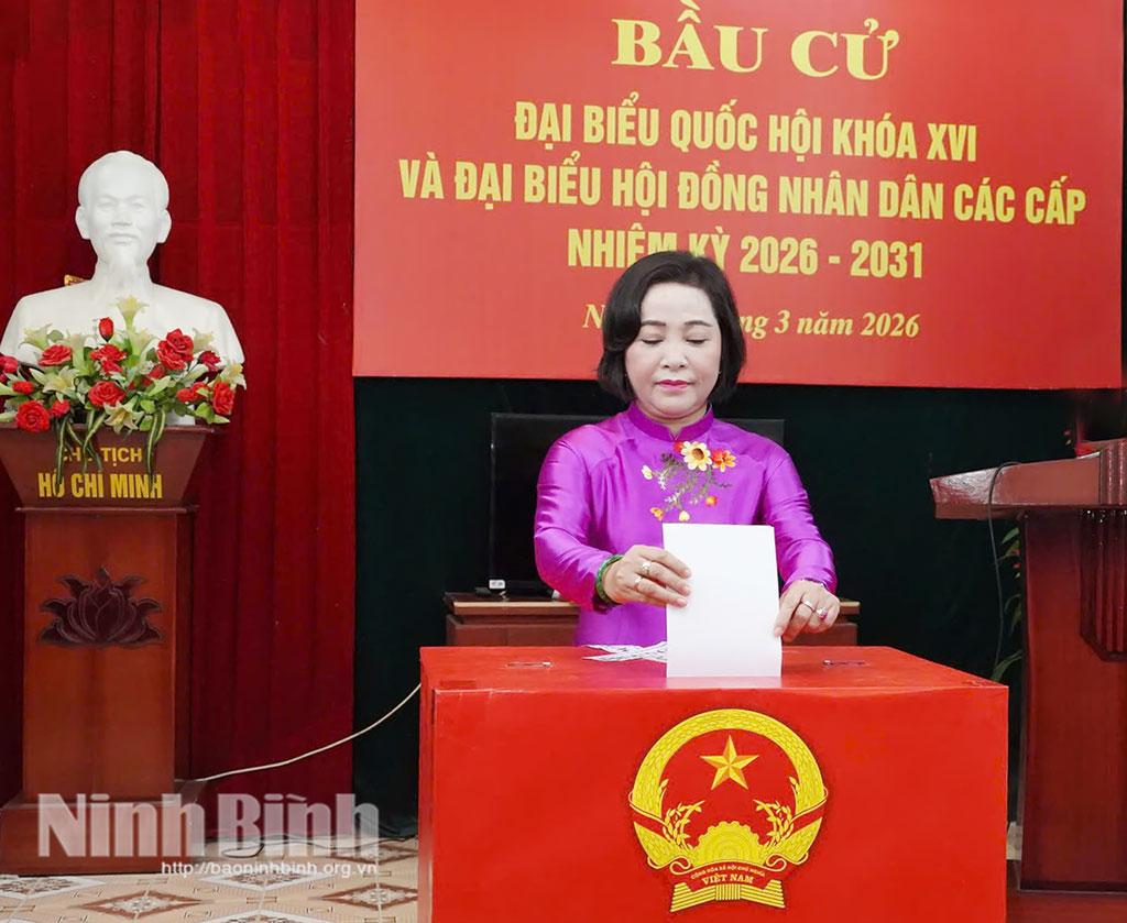 Đồng chí Nguyễn Thị Thanh, Ủy viên Trung ương Đảng, Phó Chủ tịch Quốc hội thực hiện bỏ lá phiếu đầu tiên tại Khu vực bỏ phiếu số 27, phường Hoa Lư. Ảnh: Trần Giang