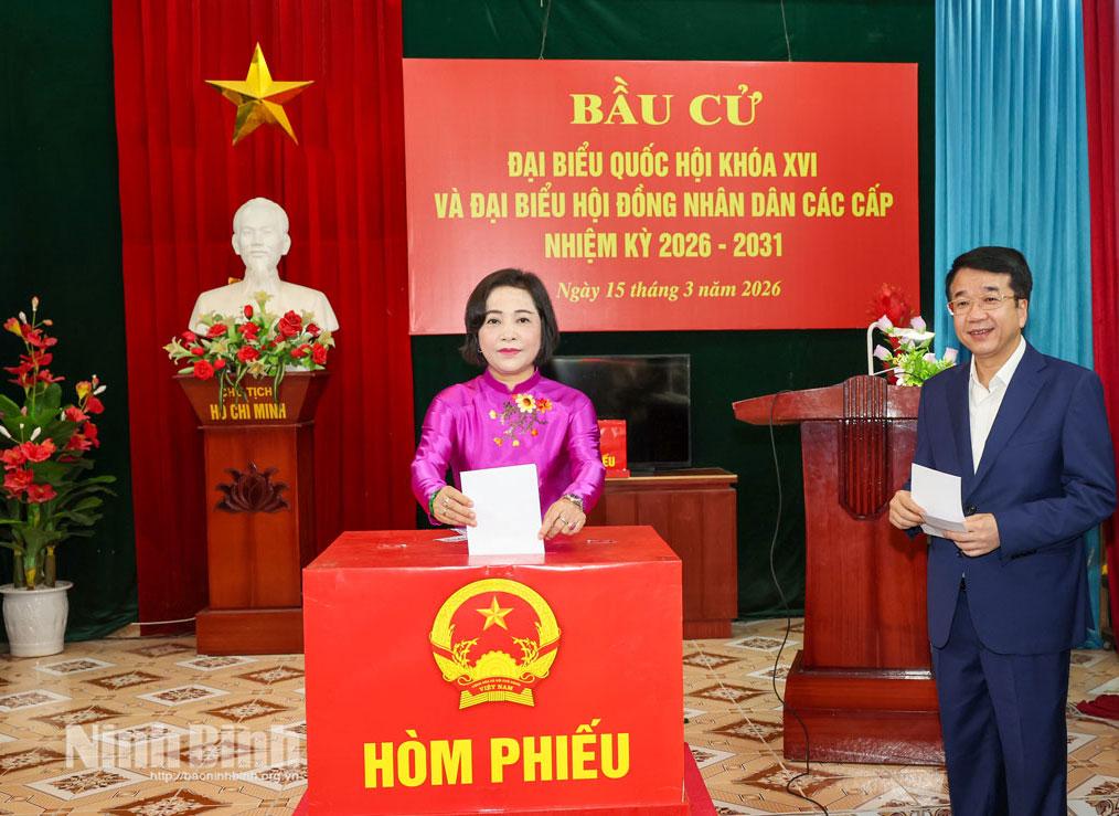 Đồng chí Nguyễn Thị Thanh, Ủy viên Trung ương Đảng, Phó Chủ tịch Quốc hội, Ủy viên Hội đồng Bầu cử quốc gia bỏ phiếu tại khu vực bỏ phiếu số 27, phường Hoa Lư.