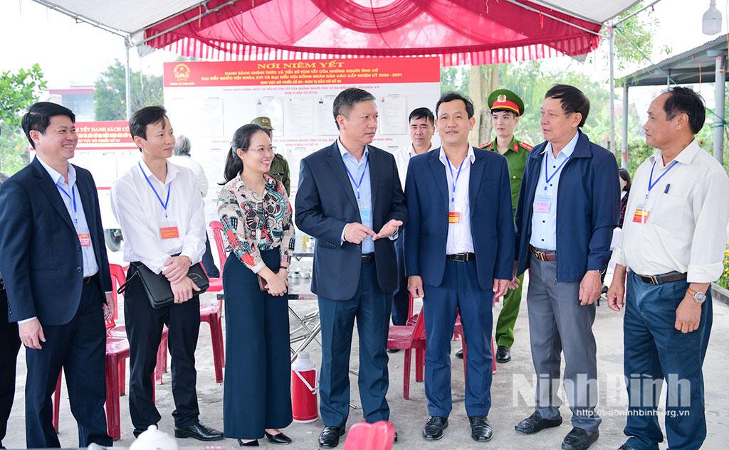 Đồng chí Đinh Việt Dũng, Ủy viên Ban Thường vụ Tỉnh ủy, Trưởng Ban Tổ chức Tỉnh ủy, Ủy viên Ban Chỉ đạo Bầu cử tỉnh kiểm tra công tác bầu cử tại Khu vực bỏ phiếu số 9, xã Kim Sơn. Ảnh: Trường Giang