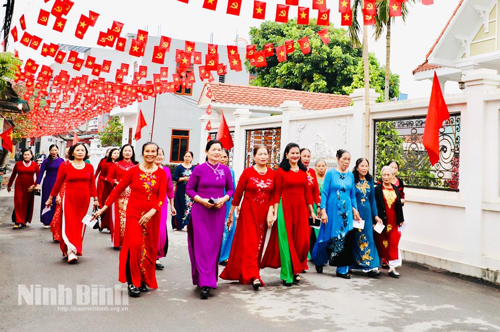 Cử tri Tổ dân phố Trung Thành Ninh Khánh, phường Hoa Lư đến điểm bầu cử từ sớm. Ảnh: Đức Lam