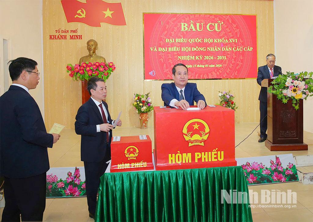 Đồng chí Mai Văn Tuất, Phó Bí thư Tỉnh ủy, Chủ tịch Ủy ban MTTQ Việt Nam tỉnh, Phó Trưởng Ban Chỉ đạo Cuộc bầu cử tỉnh bỏ phiếu bầu cử tại Khu vực bỏ phiếu số 32, phường Hoa Lư.